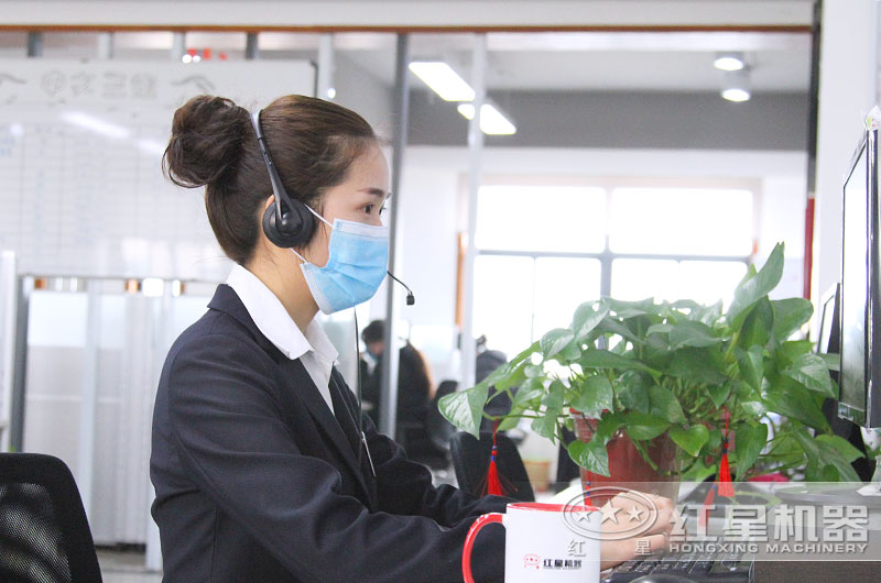 24小時(shí)客服全身心工作，用專注點(diǎn)亮了責(zé)任