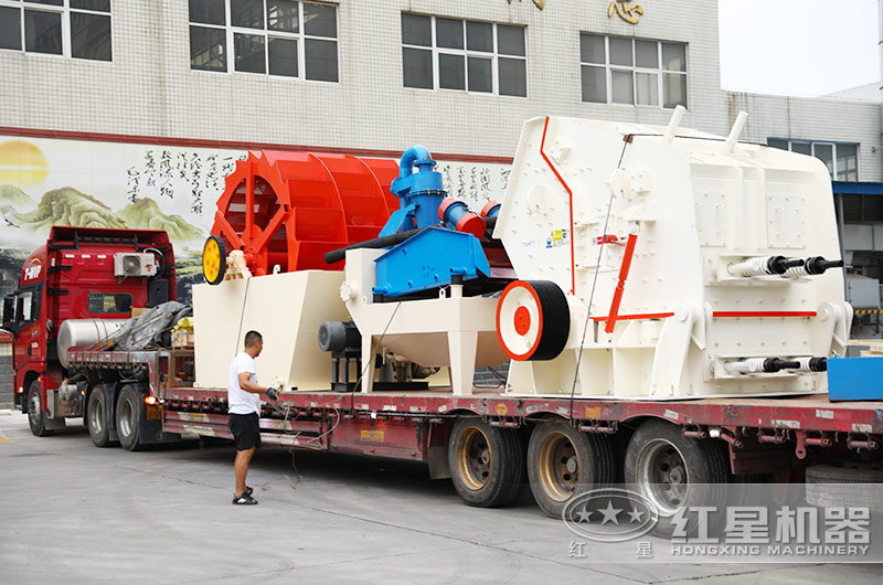 司機師傅打包洗砂機、細沙回收一體機準備發(fā)往安徽現(xiàn)場